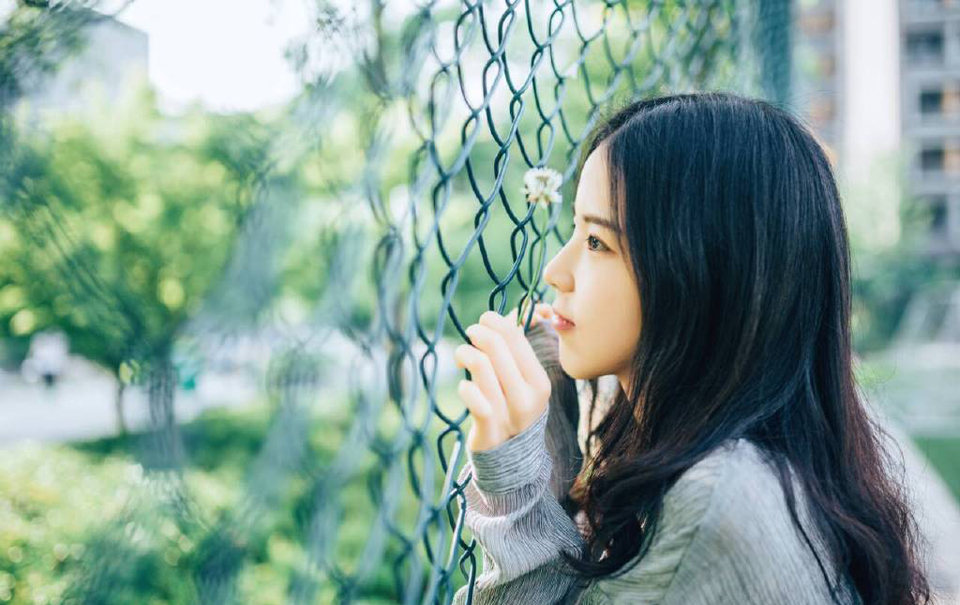 “哦？”看着一副我知道内情表情的管家，孟达眉头微微皱起：“这件事我无法做主，当由主公决断，不过主公如今不在城中，你随我来。”